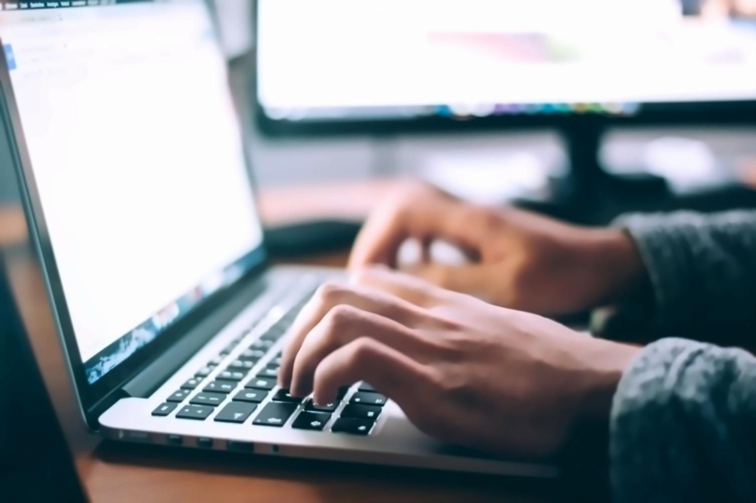 Moderne Entwicklungsumgebung mit Code-Editor und Smartphone-Simulator